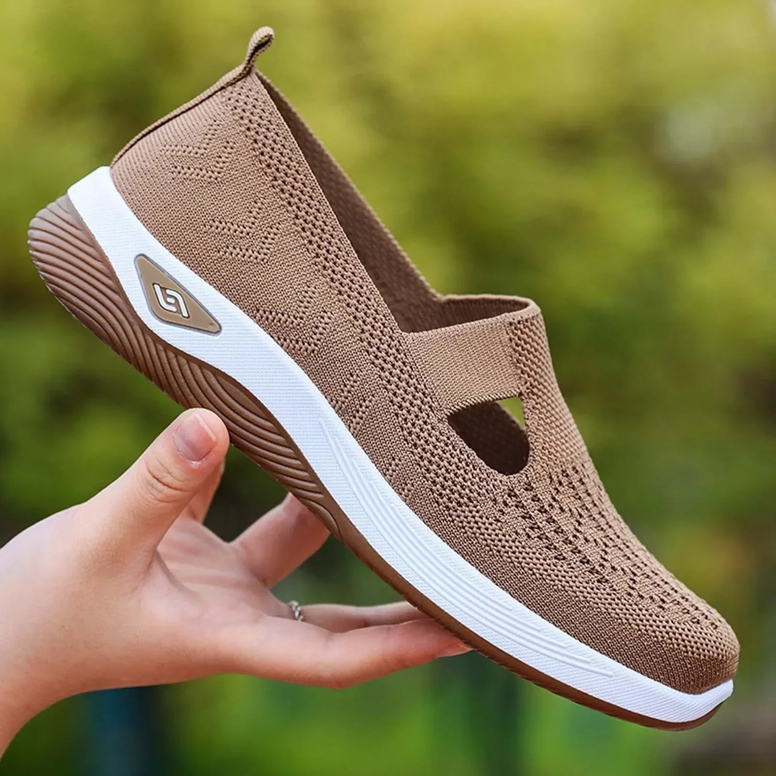 Tênis Ultra Comfort - marrom na mão