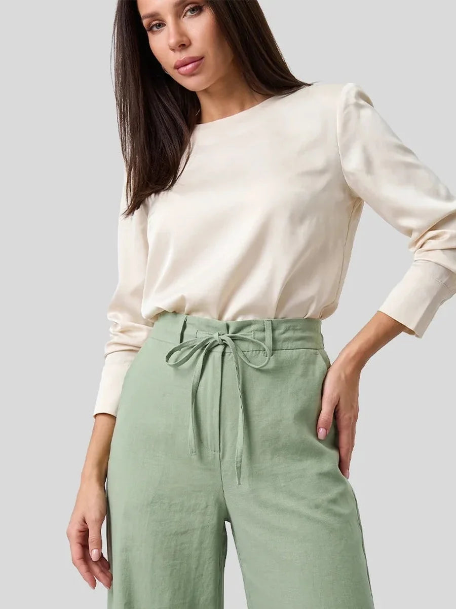 Calça pantalona verde-menta com blusa off-white
