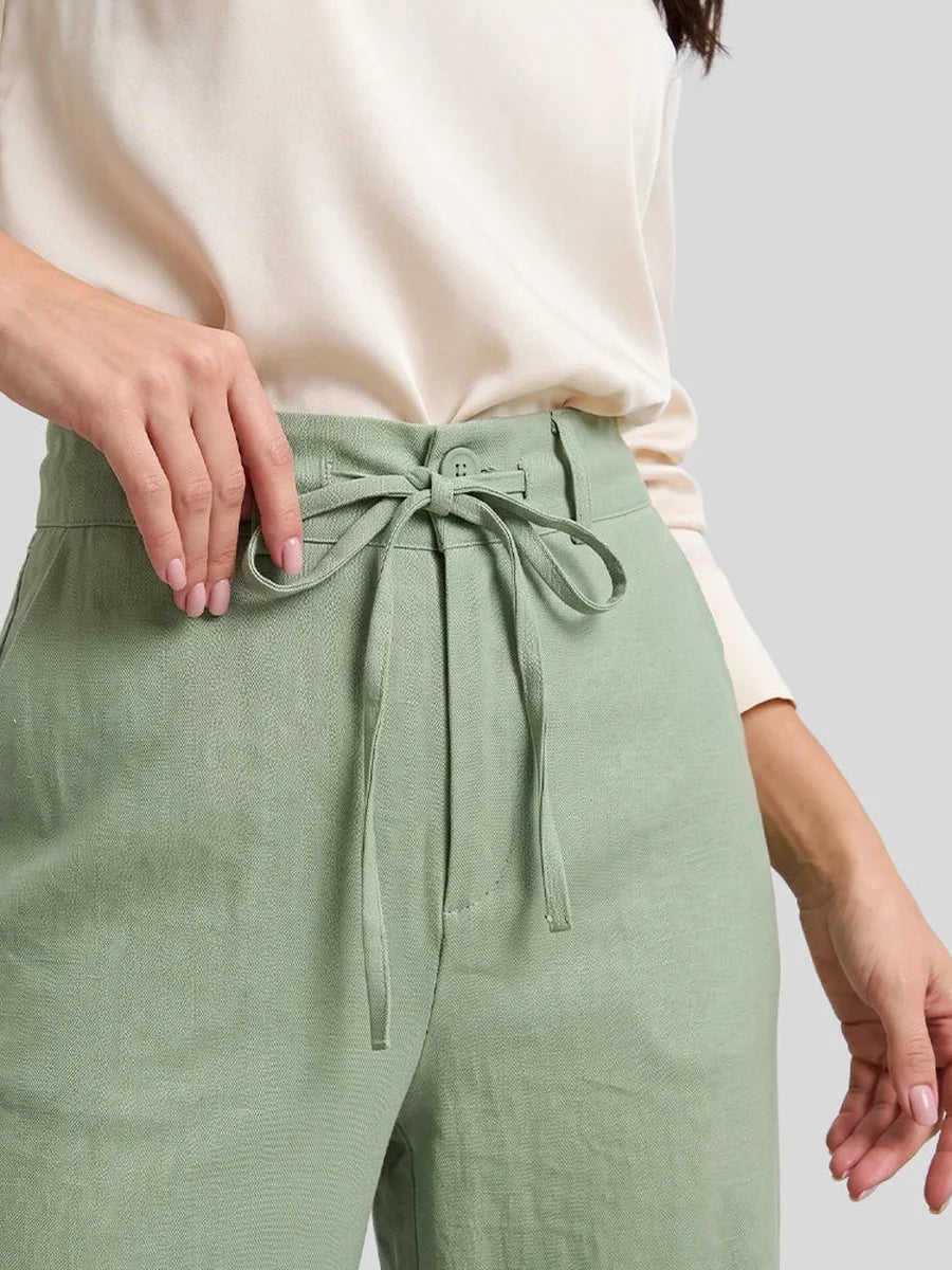 Detalhe do bolso lateral e da amarração da calça pantalona verde-menta